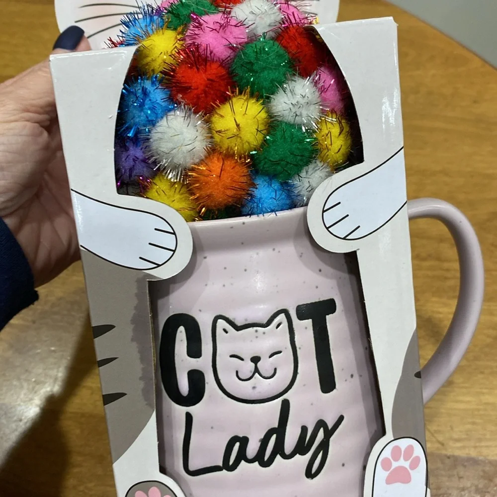 NWT. Eccolo Ltd., 20oz., ceramic mug with mic mug and cat toy set.